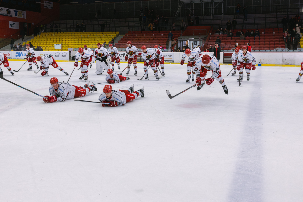 Jestřábi rozstříleli Velké Meziříčí dvanácti góly a potvrdili roli favorita