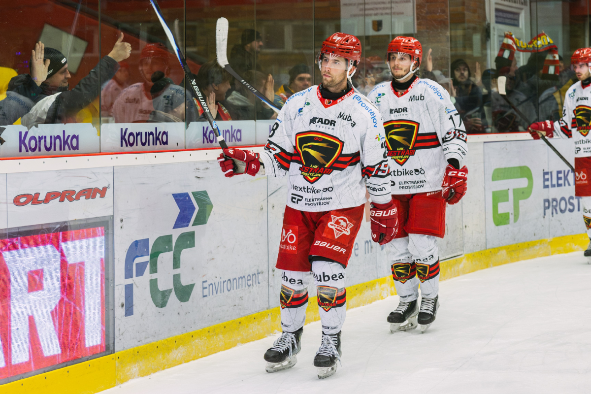 Jestřábi doma potvrdili roli favorita. Skoleski zářil při vítězné premiéře