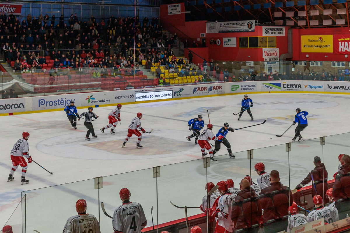 Jest��b� ve�er v Hav��ov�: t�i autobusy fanou�k�, drama a� do konce