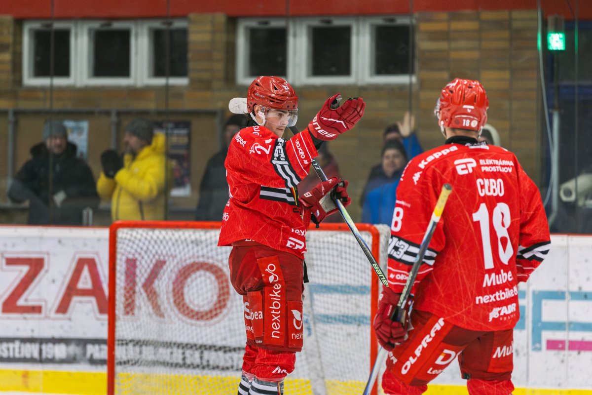 Jest��bi potvrdili roli favorita. Techniku smetli osmi g�ly