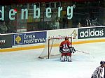 Glman host Duek vyhazuje puk ze sv branky po glu Piechy na 2:0